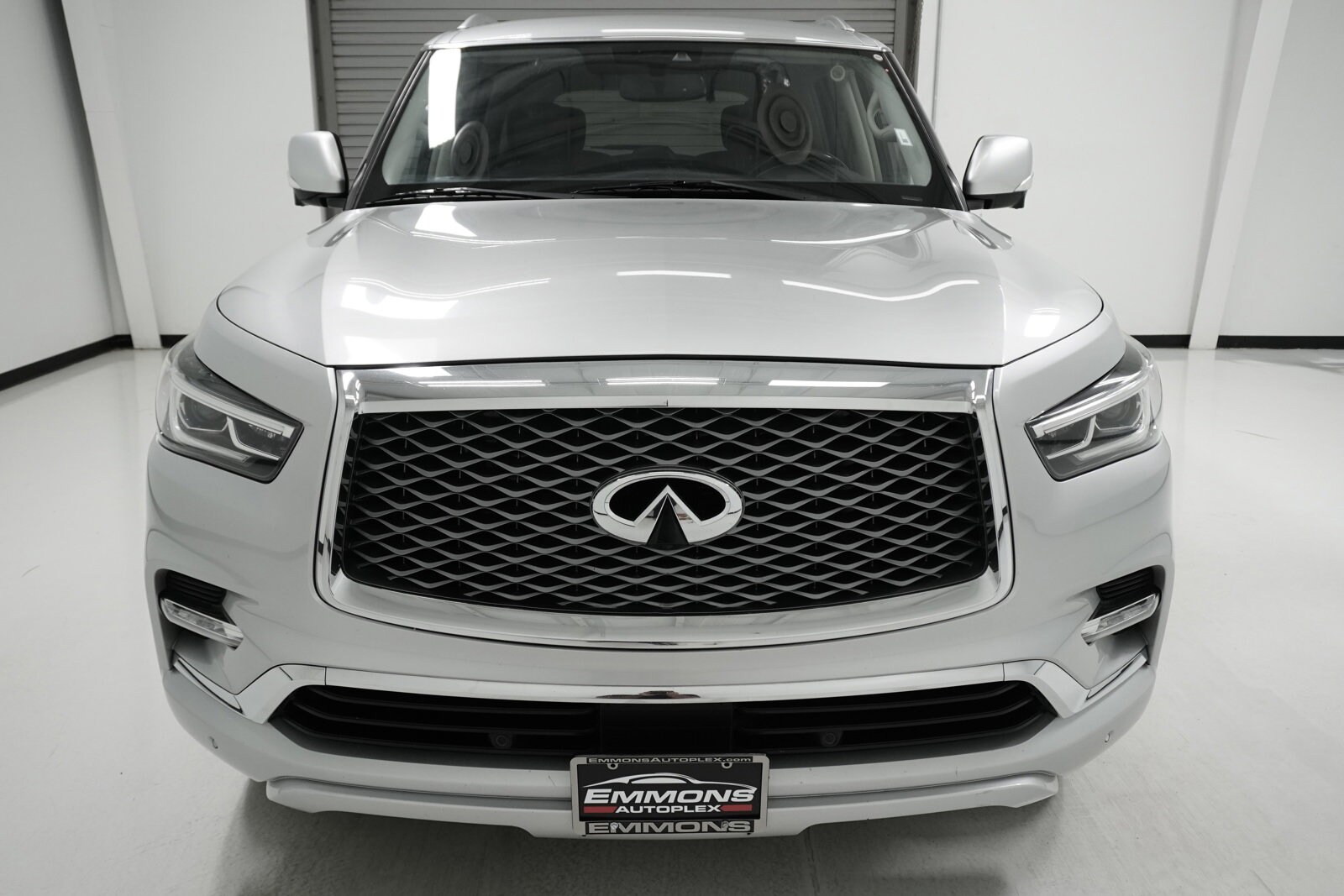 2019 Infiniti QX80 Luxe photo 2