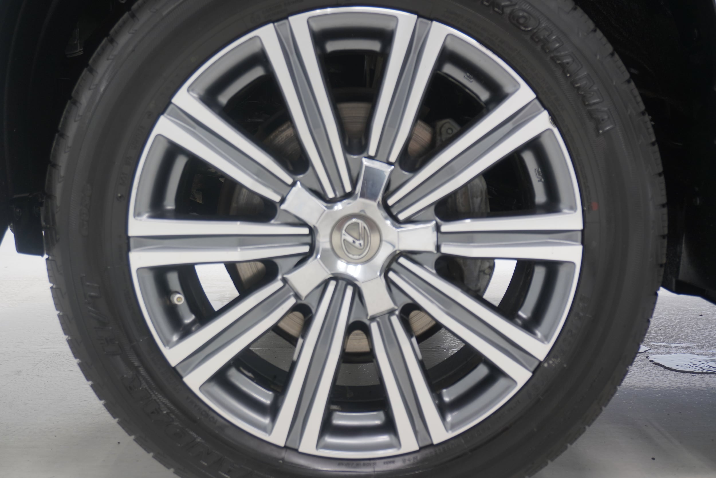 2016 Lexus LX 570 - Photo 38