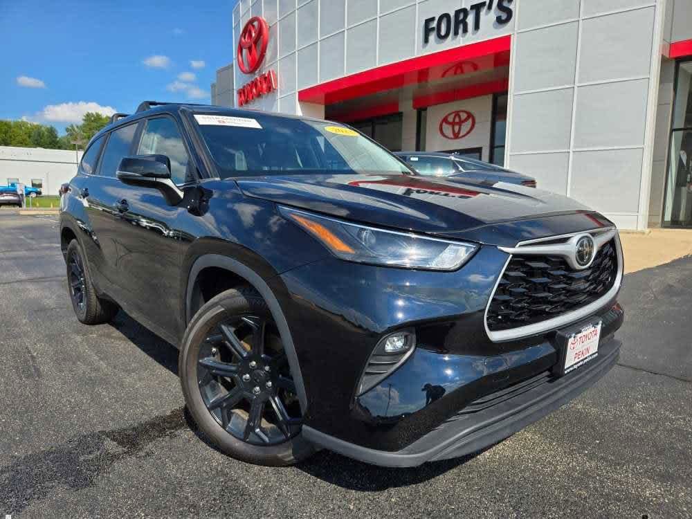 2023 Toyota Highlander LE's photo