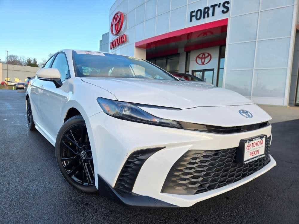 2025 Toyota Camry SE's photo