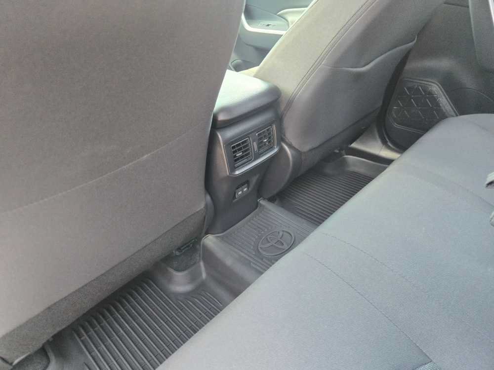 2024 Toyota RAV4 SE - Photo 10