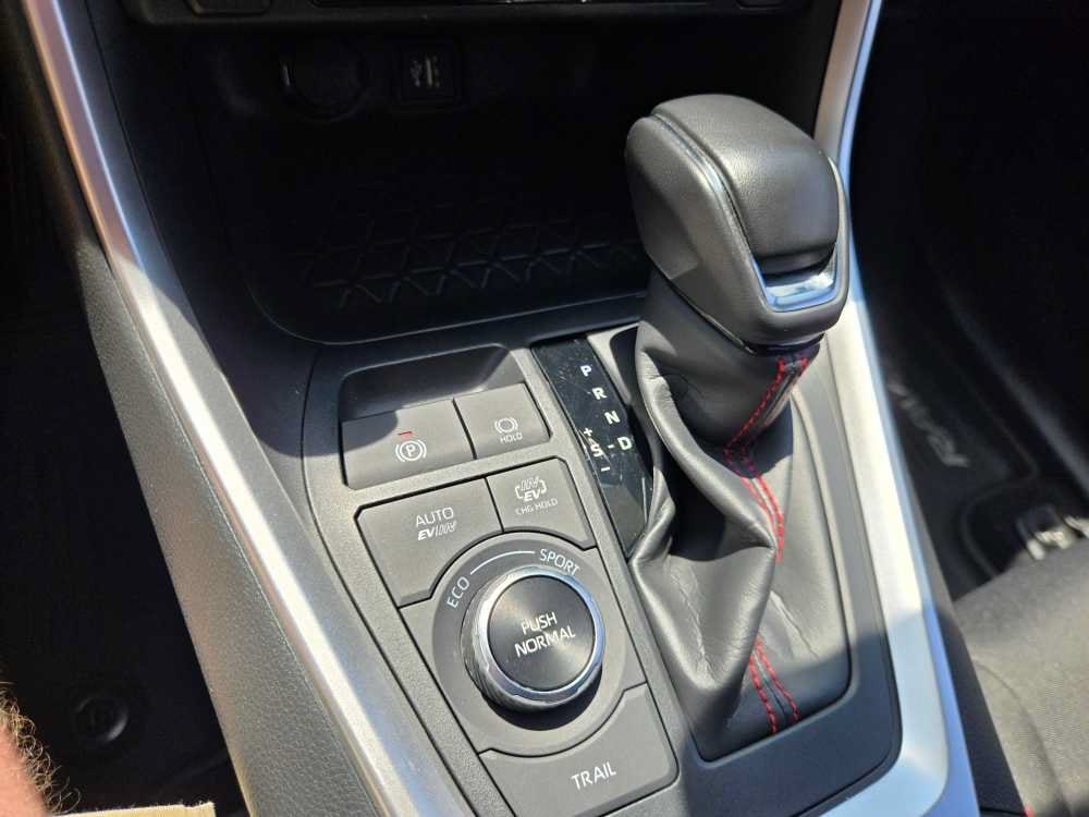 2024 Toyota RAV4 SE - Photo 23