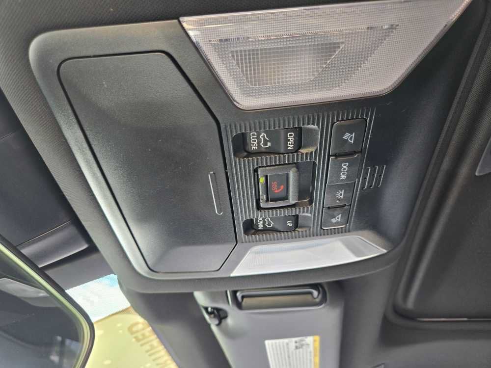 2024 Toyota RAV4 SE - Photo 24