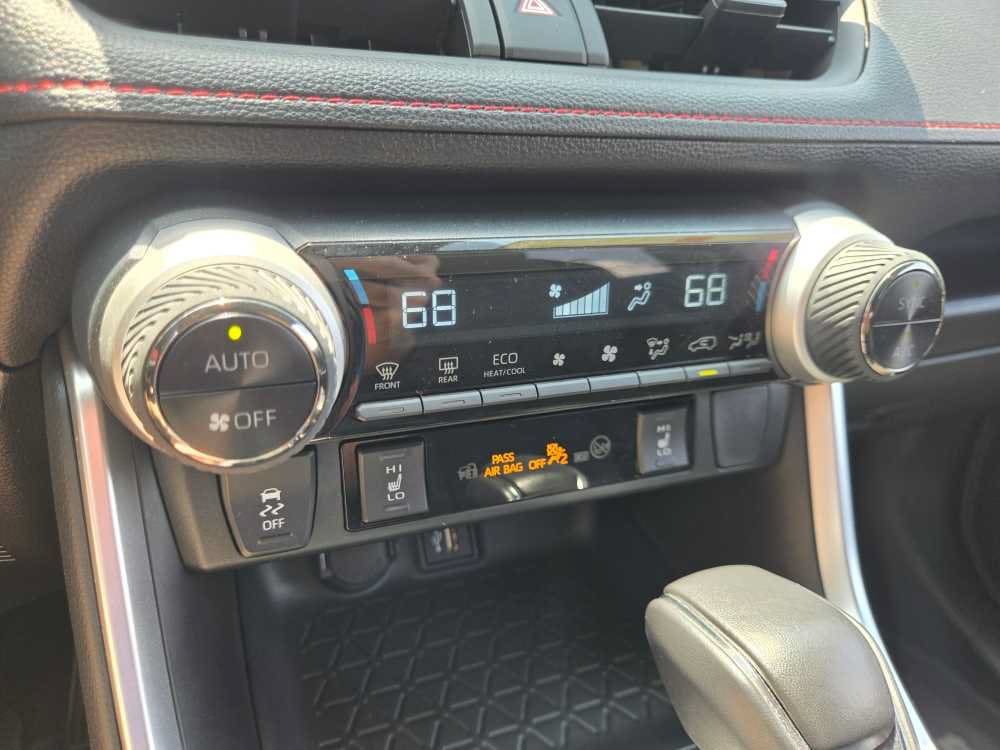 2024 Toyota RAV4 SE - Photo 21