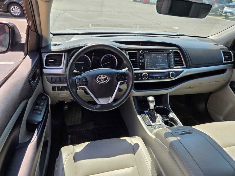 Used 2019 Toyota Highlander XLE with VIN 5TDJZRFHXKS741557 for sale in Pekin, IL