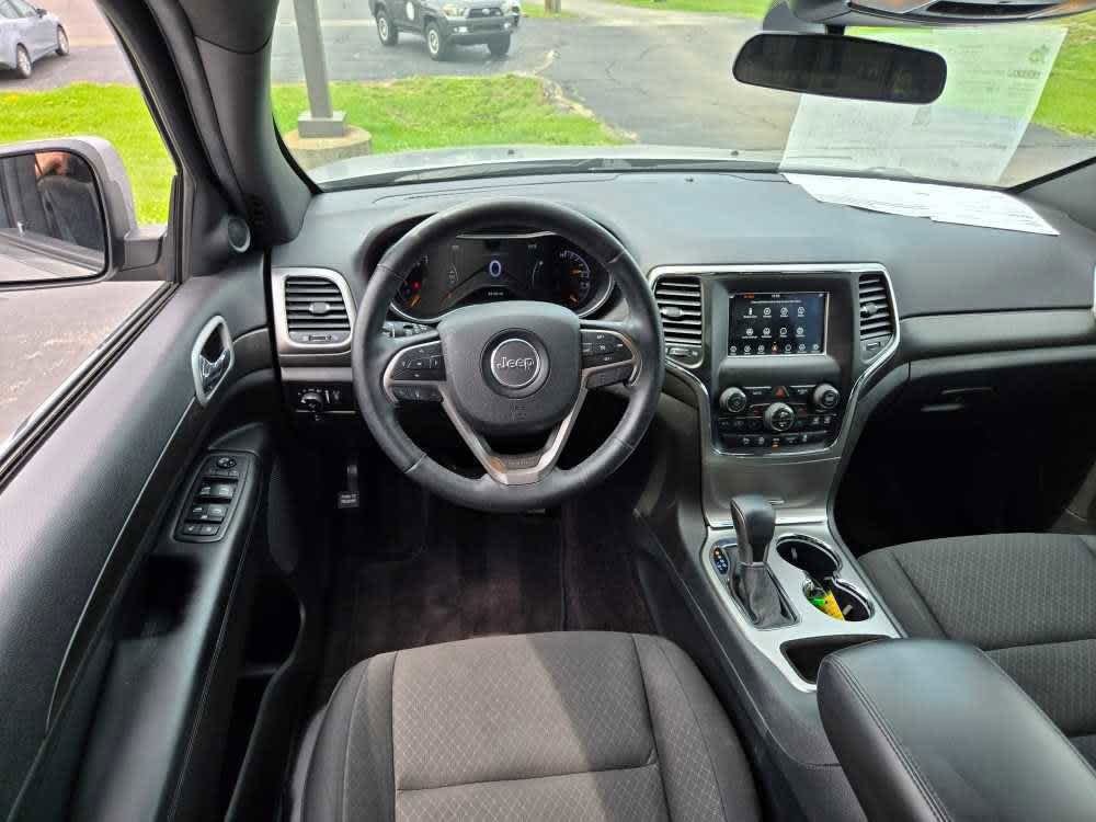 Used 2018 Jeep Grand Cherokee Laredo E with VIN 1C4RJFAG6JC326419 for sale in Pekin, IL