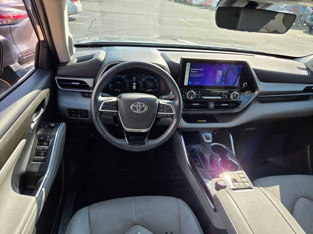 Used 2023 Toyota Highlander Limited with VIN 5TDKDRBH3PS016768 for sale in Pekin, IL