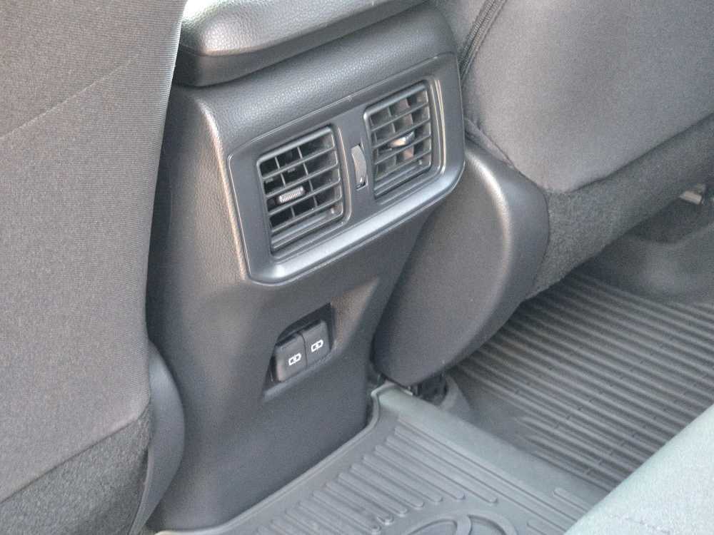 2024 Toyota RAV4 SE - Photo 11