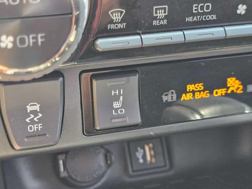 2024 Toyota RAV4 SE - Photo 22