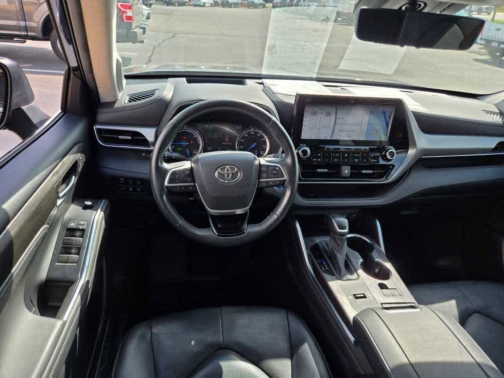 2022 Toyota Highlander Hybrid Platinum photo 2