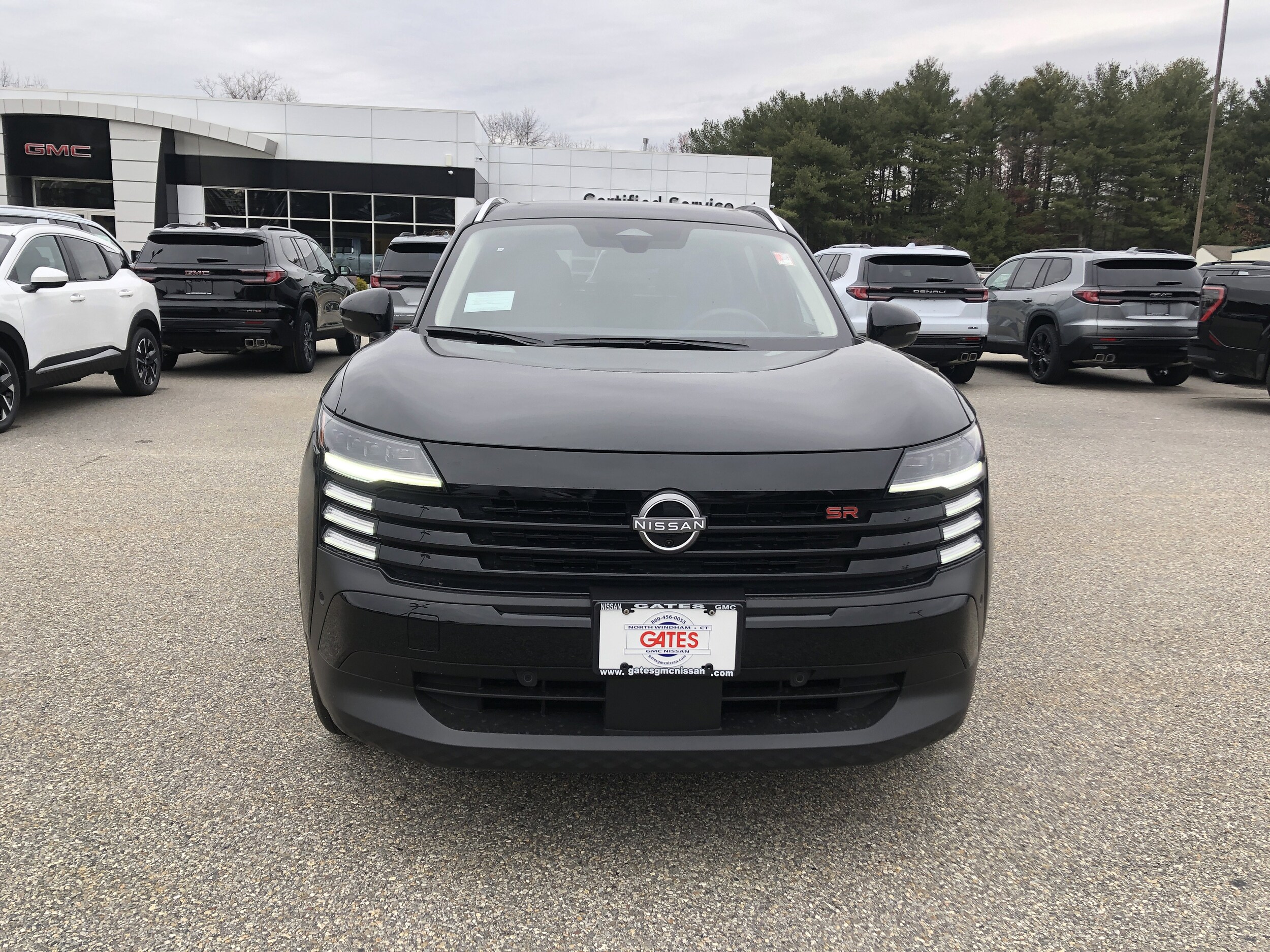 2026 Nissan Kicks SR photo 2