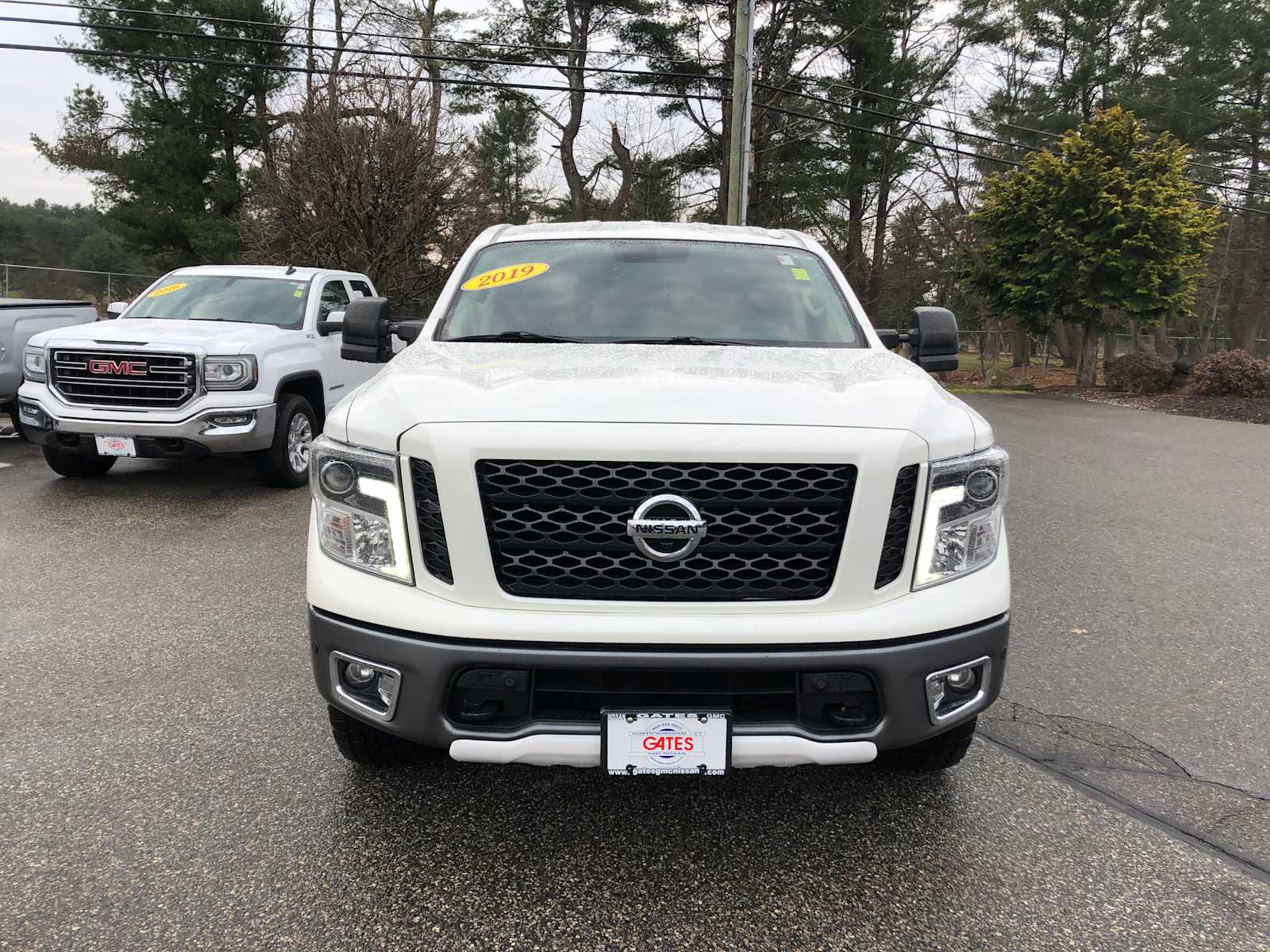 2019 Nissan Titan PRO-4X 4x4 Crew Cab photo 2