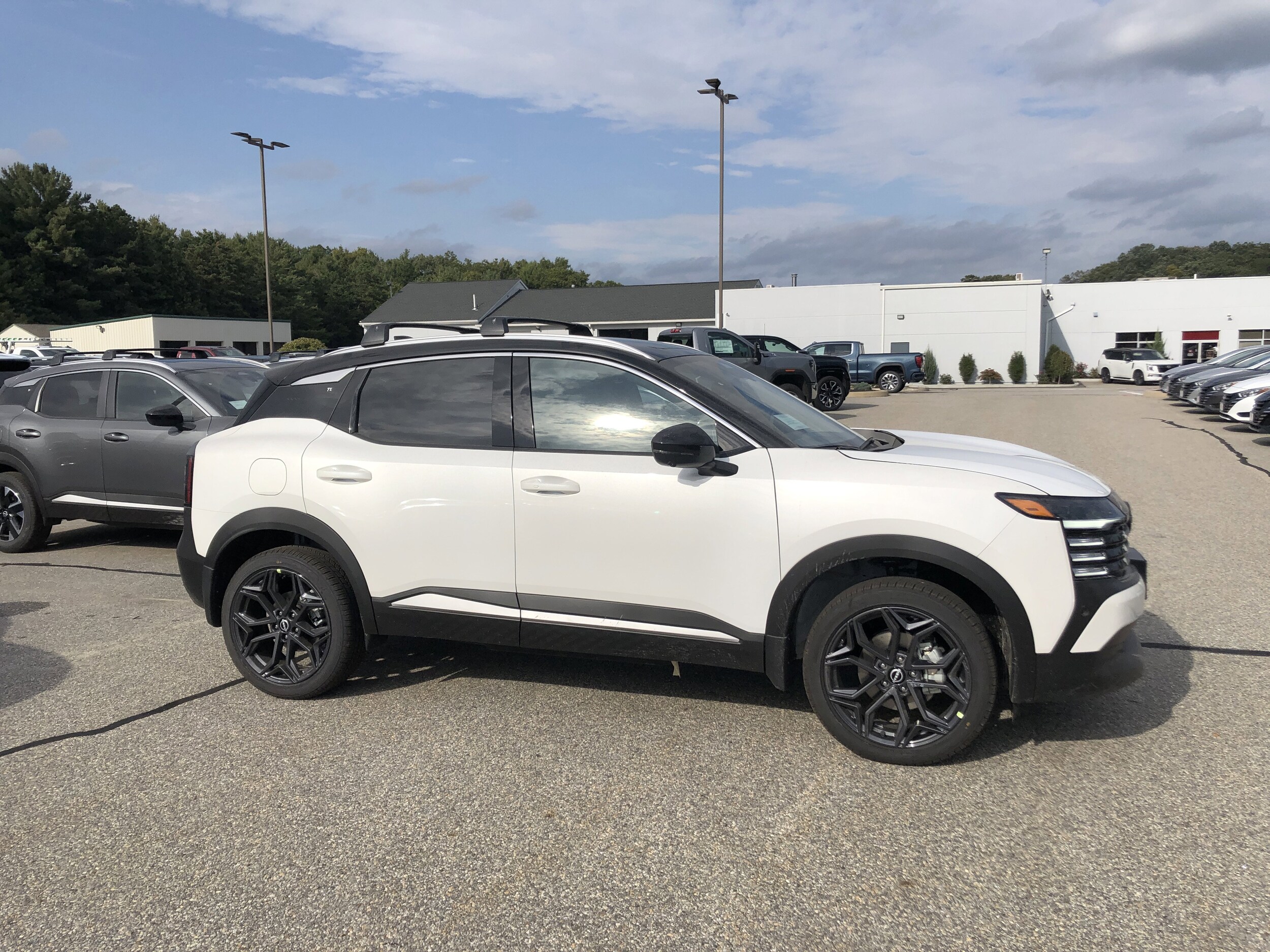 2026 Nissan Kicks SR photo 3
