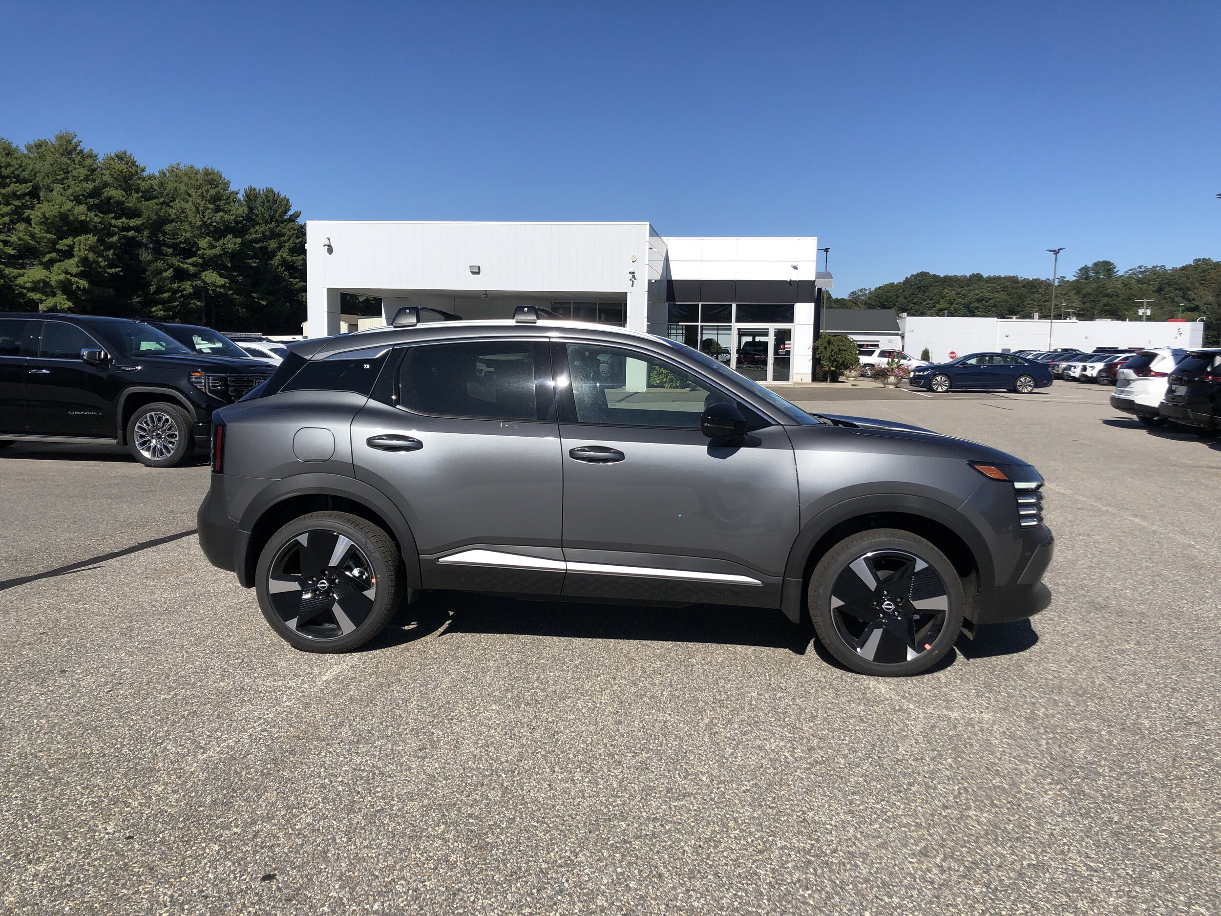 2026 Nissan Kicks SR photo 3