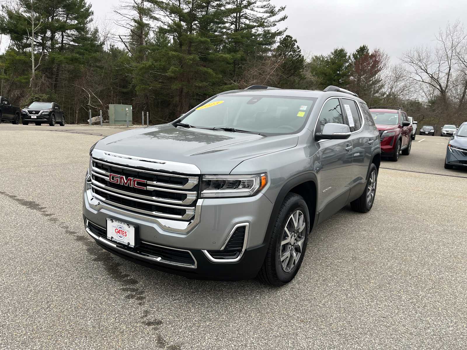 2023 GMC Acadia SLE photo 3