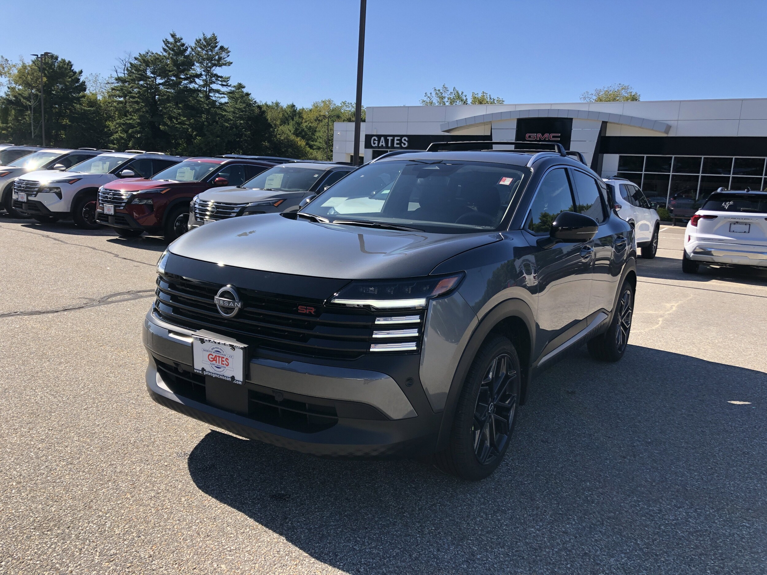 2026 Nissan Kicks SR photo 3