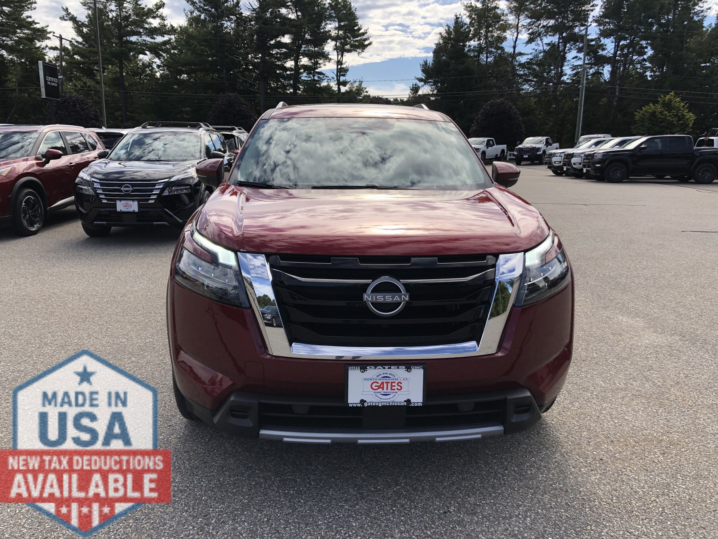 2025 Nissan Pathfinder Platinum photo 2