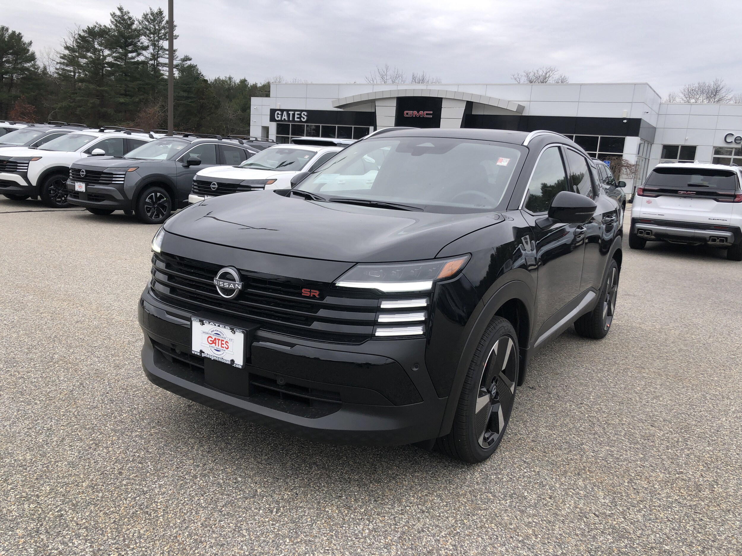 2026 Nissan Kicks SR photo 3