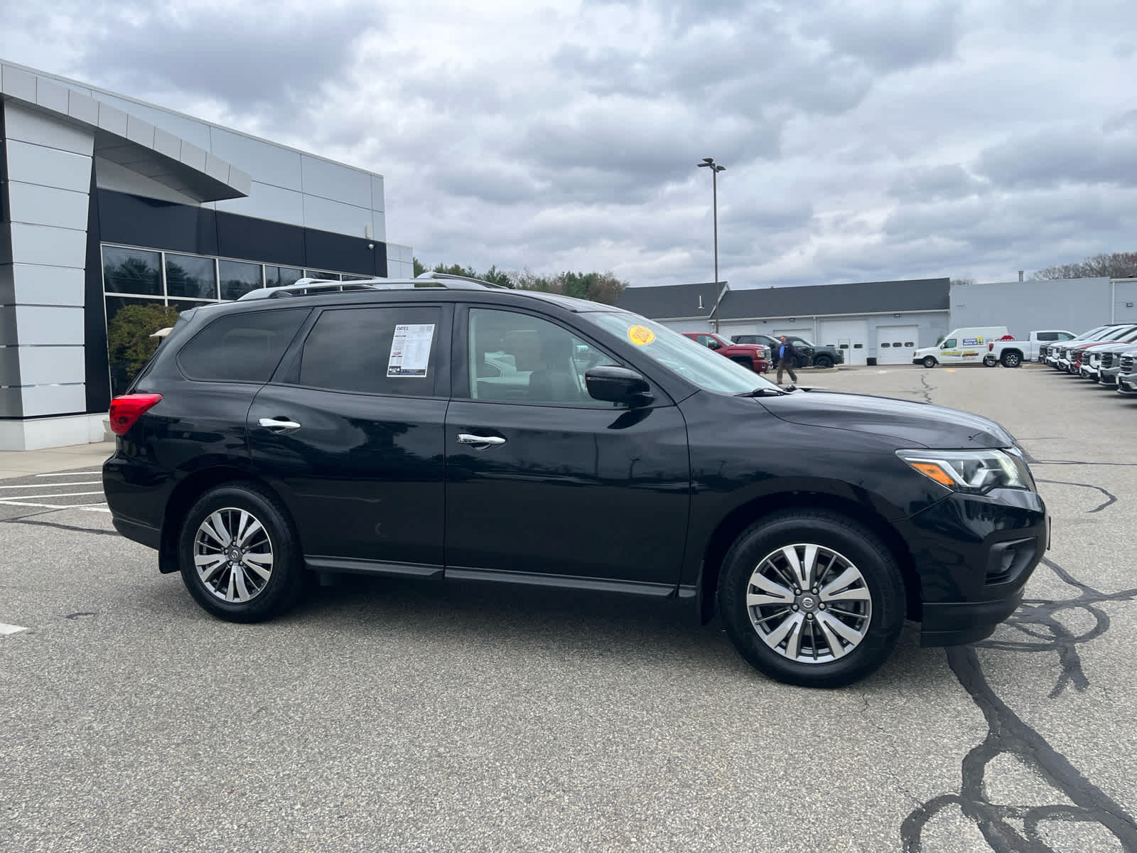 2020 Nissan Pathfinder S photo 4