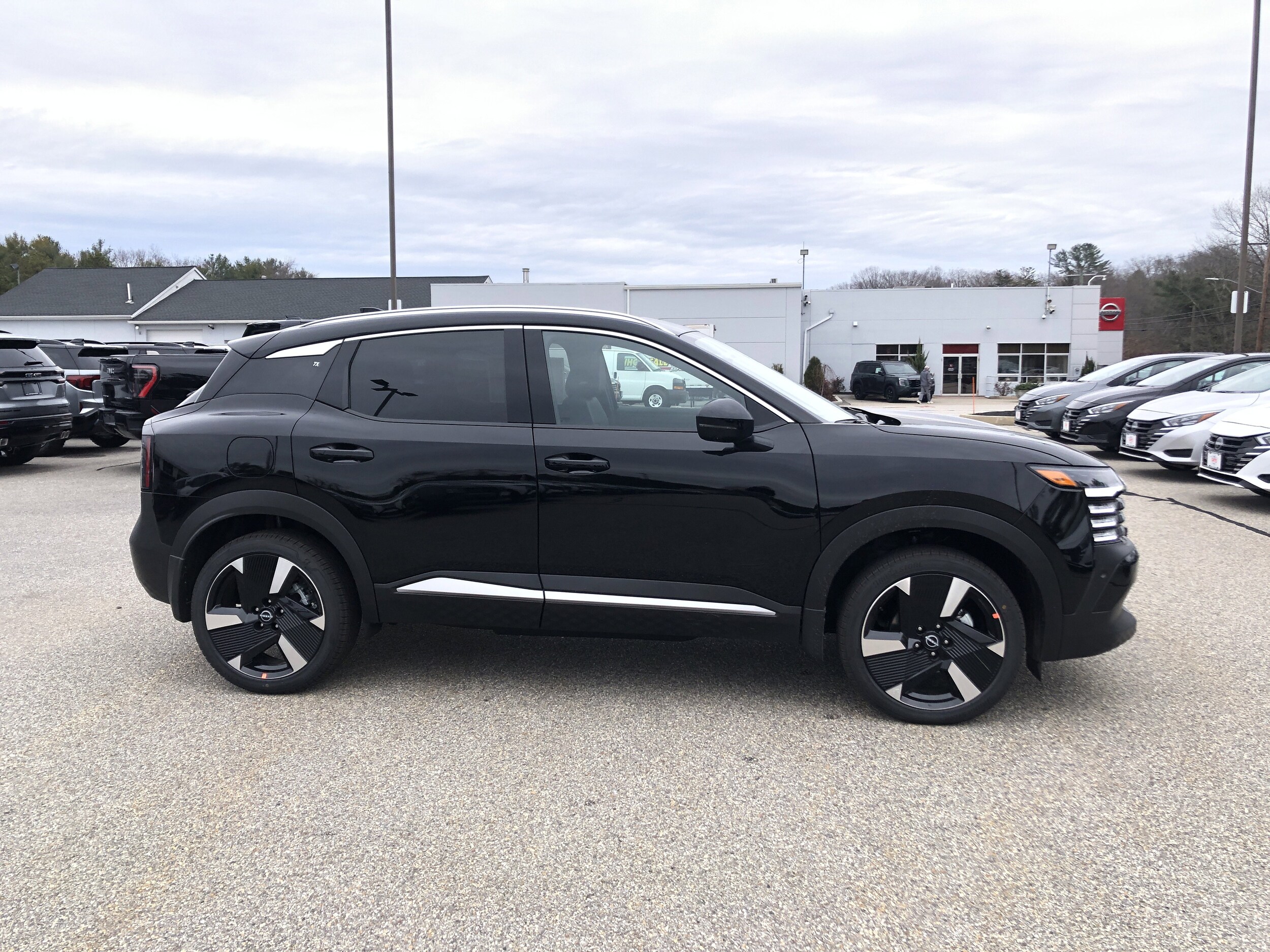 2026 Nissan Kicks SR photo 4