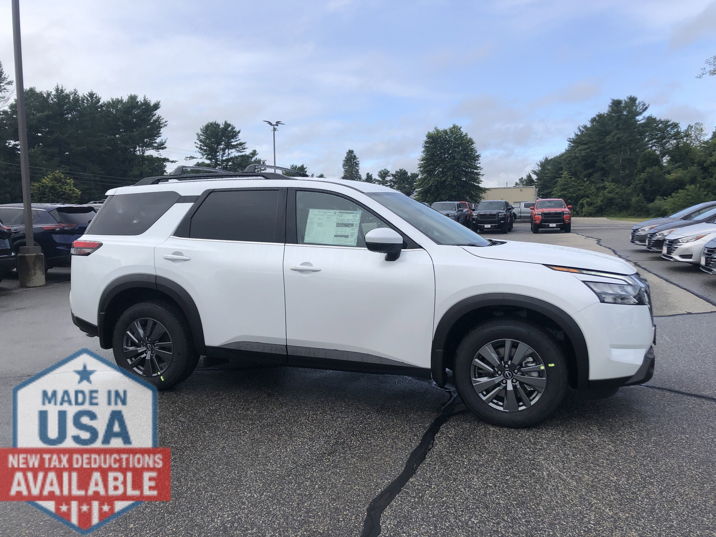 2025 Nissan Pathfinder SV photo 2