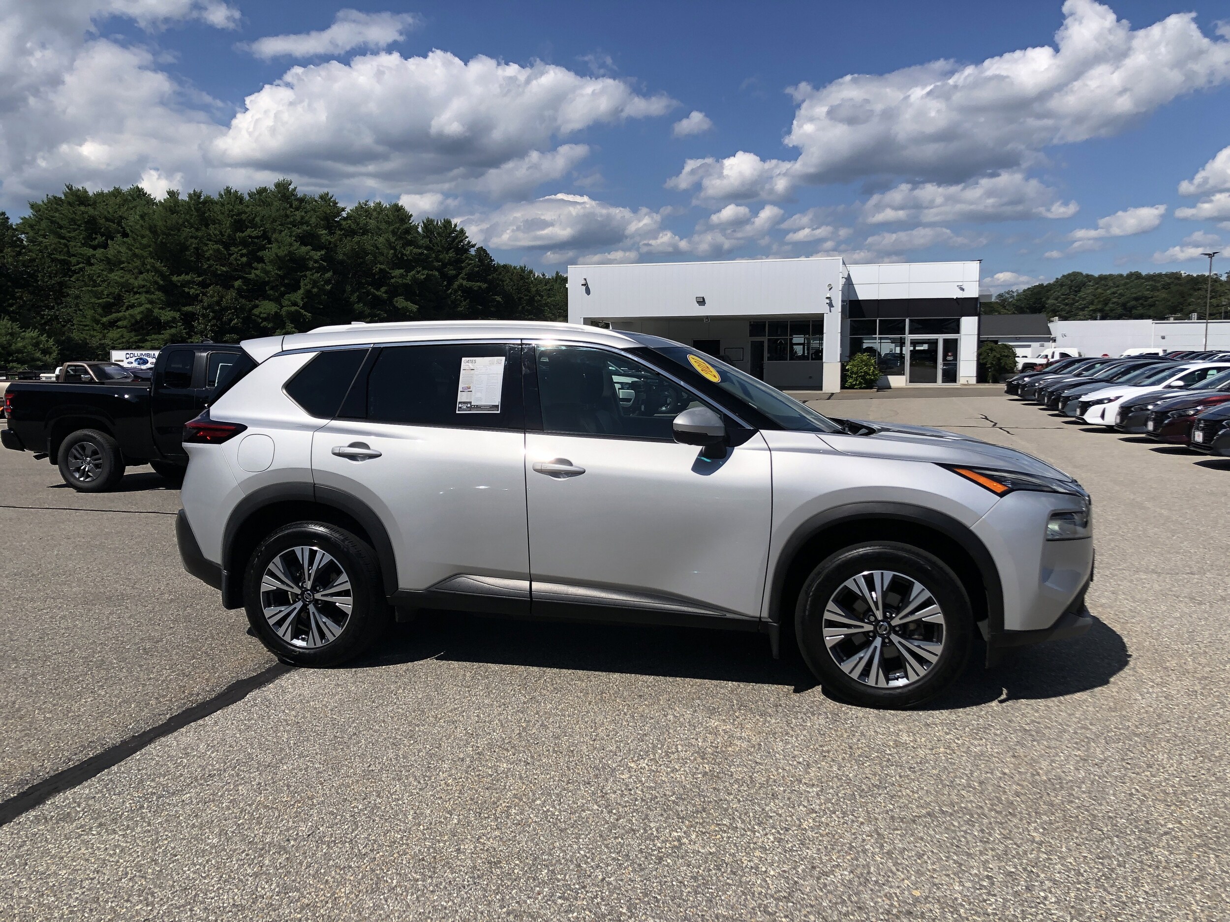 2021 Nissan Rogue SV photo 3