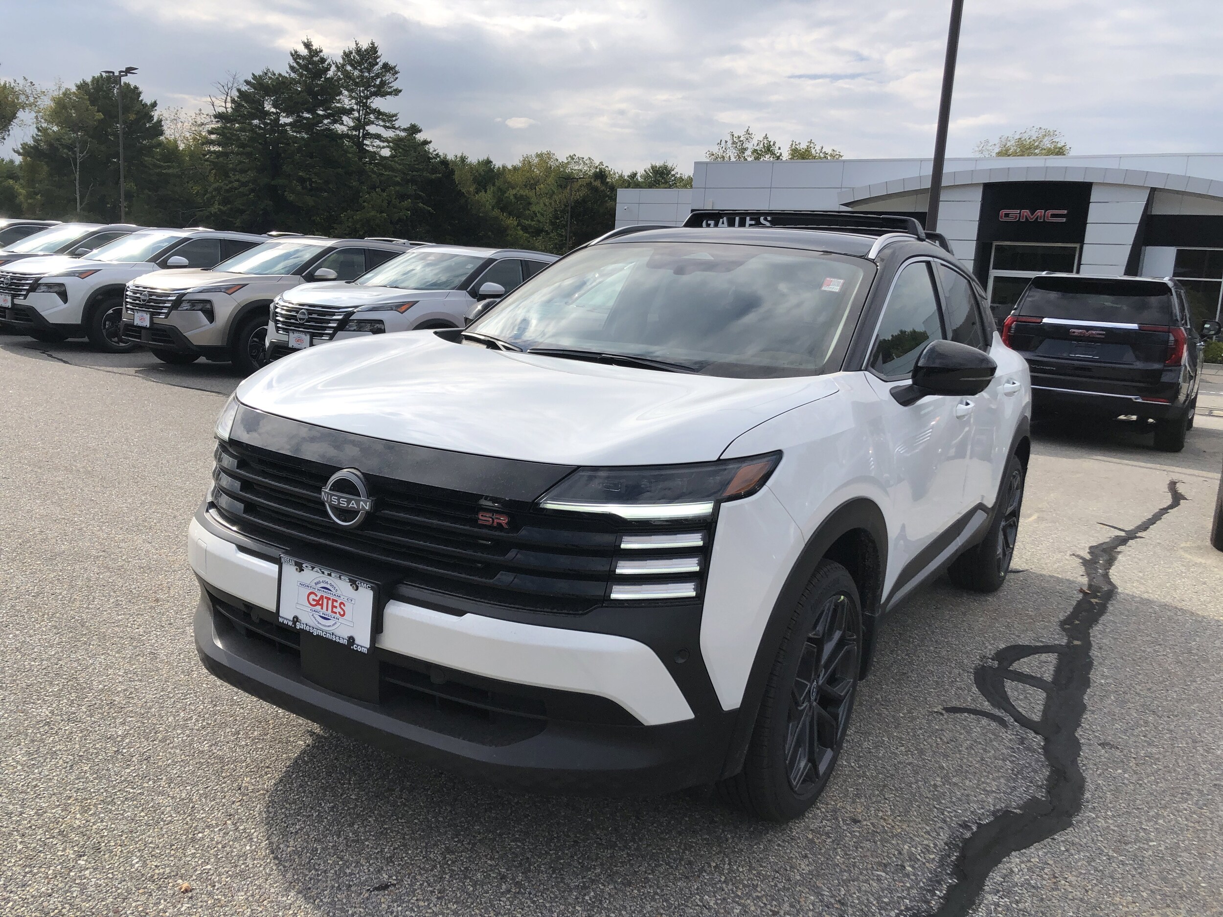 2026 Nissan Kicks SR photo 2