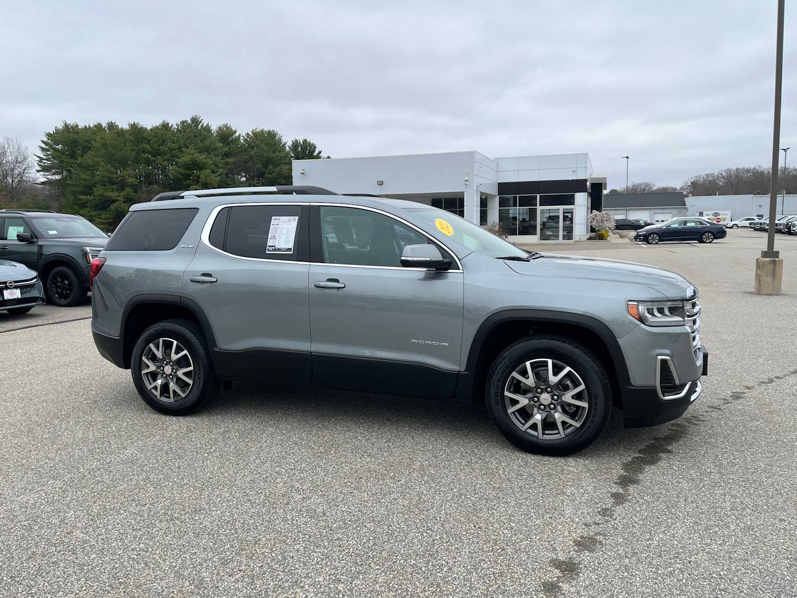 2023 GMC Acadia SLE photo 4