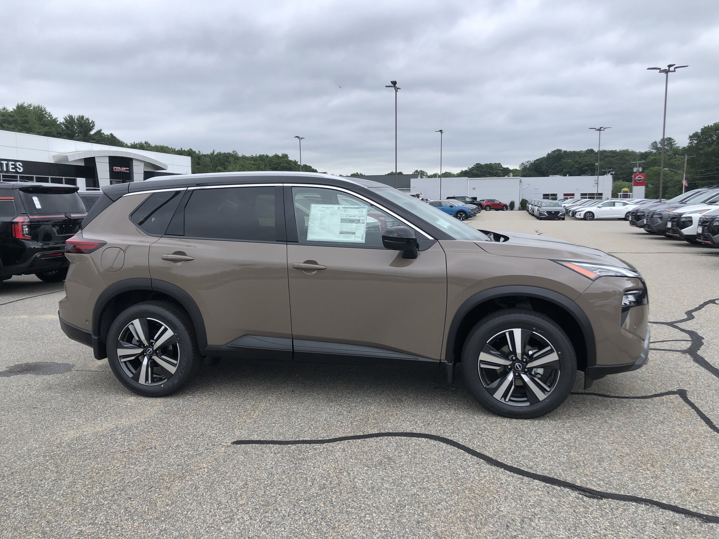 2025 Nissan Rogue SL photo 4