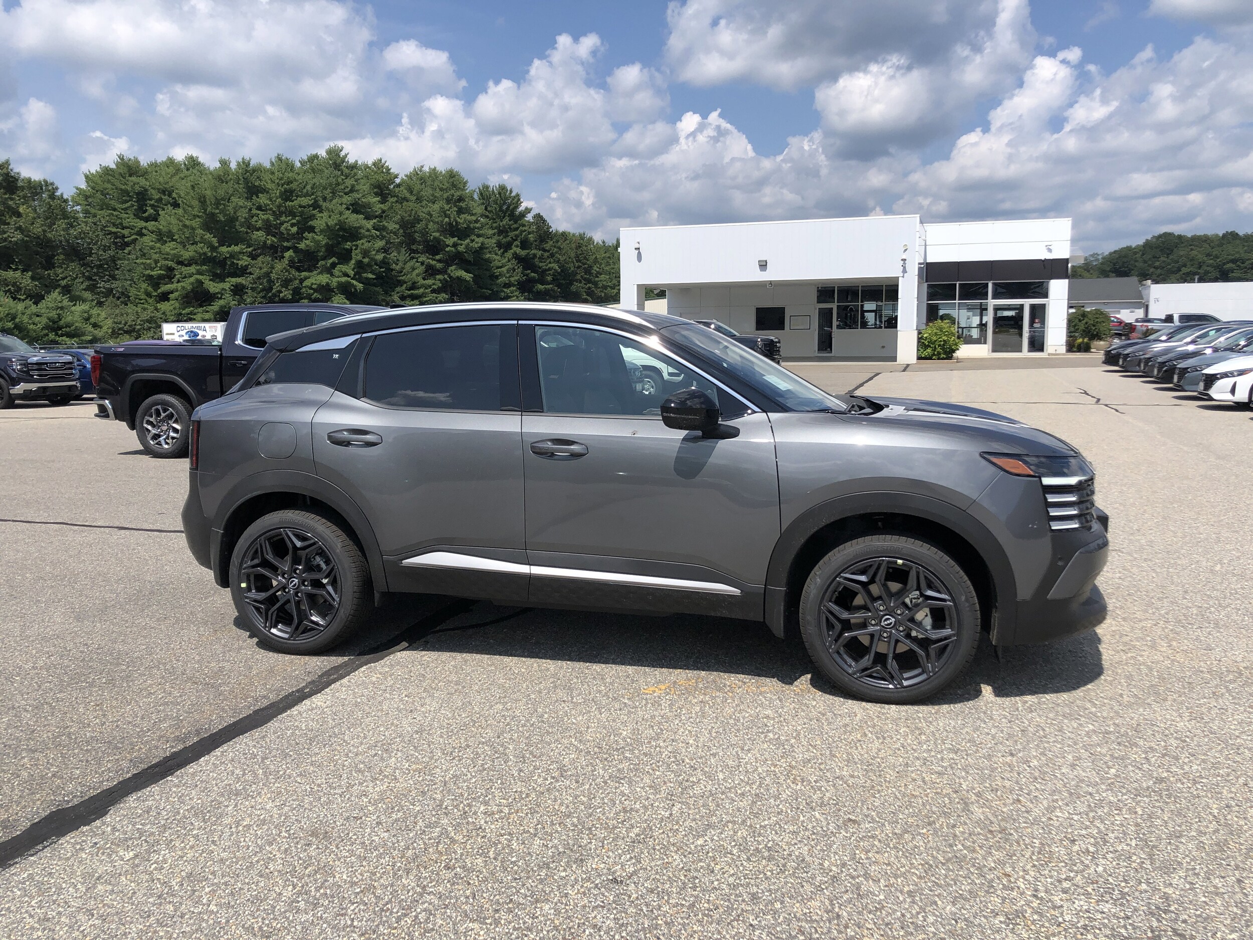 2025 Nissan Kicks SR photo 2