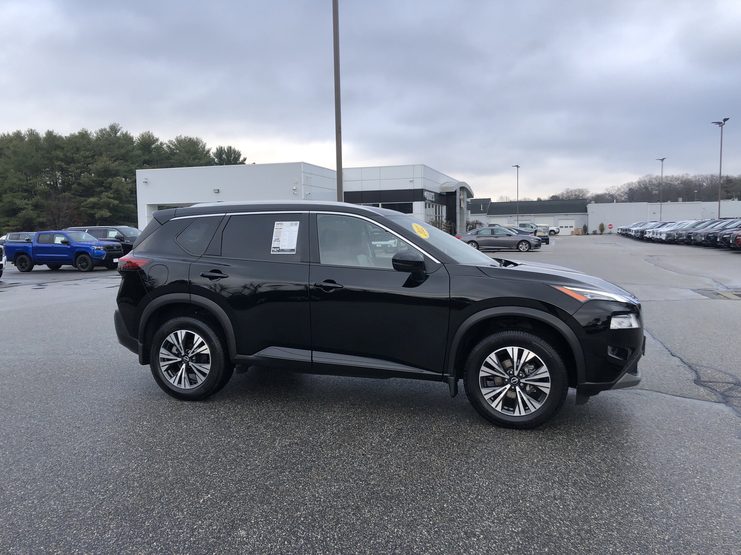 2022 Nissan Rogue SV photo 3