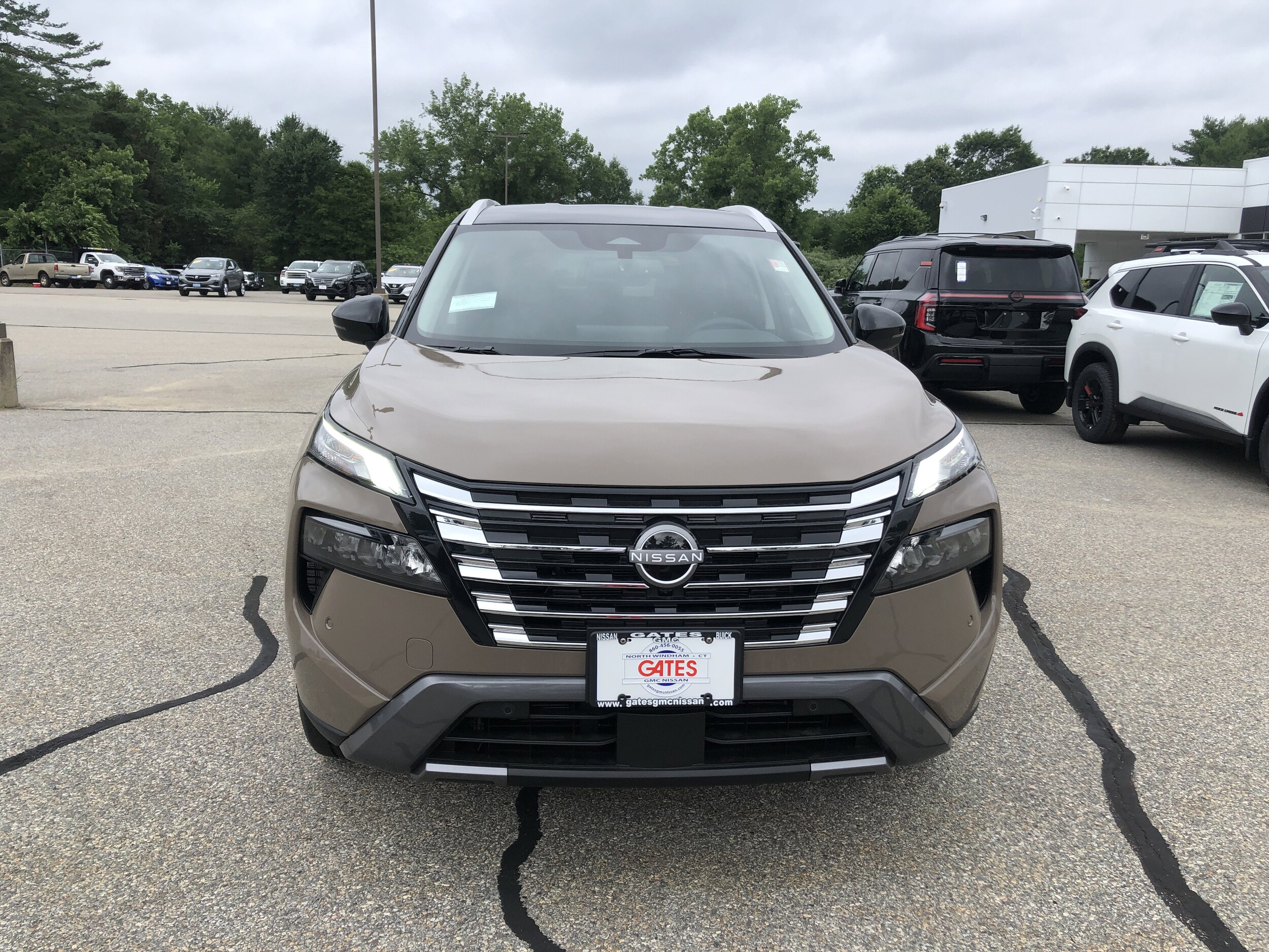 2025 Nissan Rogue SL photo 2