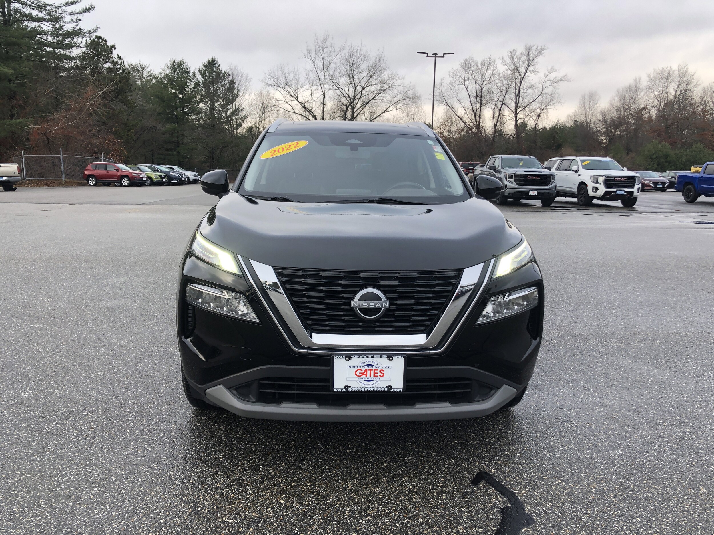 2022 Nissan Rogue SV photo 2