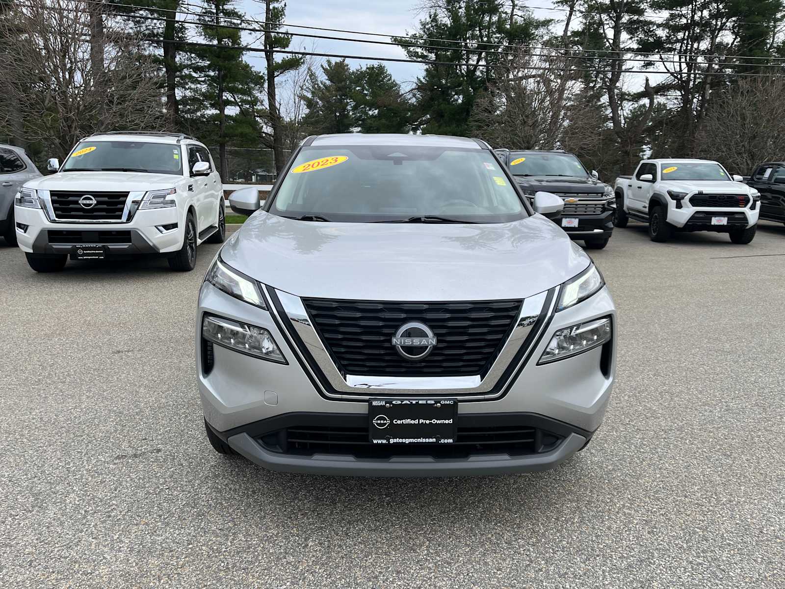 2023 Nissan Rogue SV photo 2