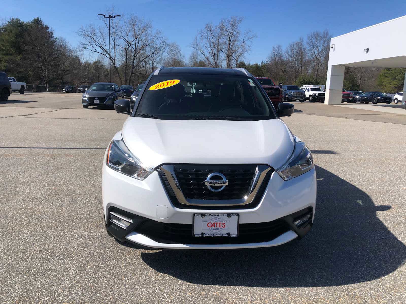 2019 Nissan Kicks SR photo 2