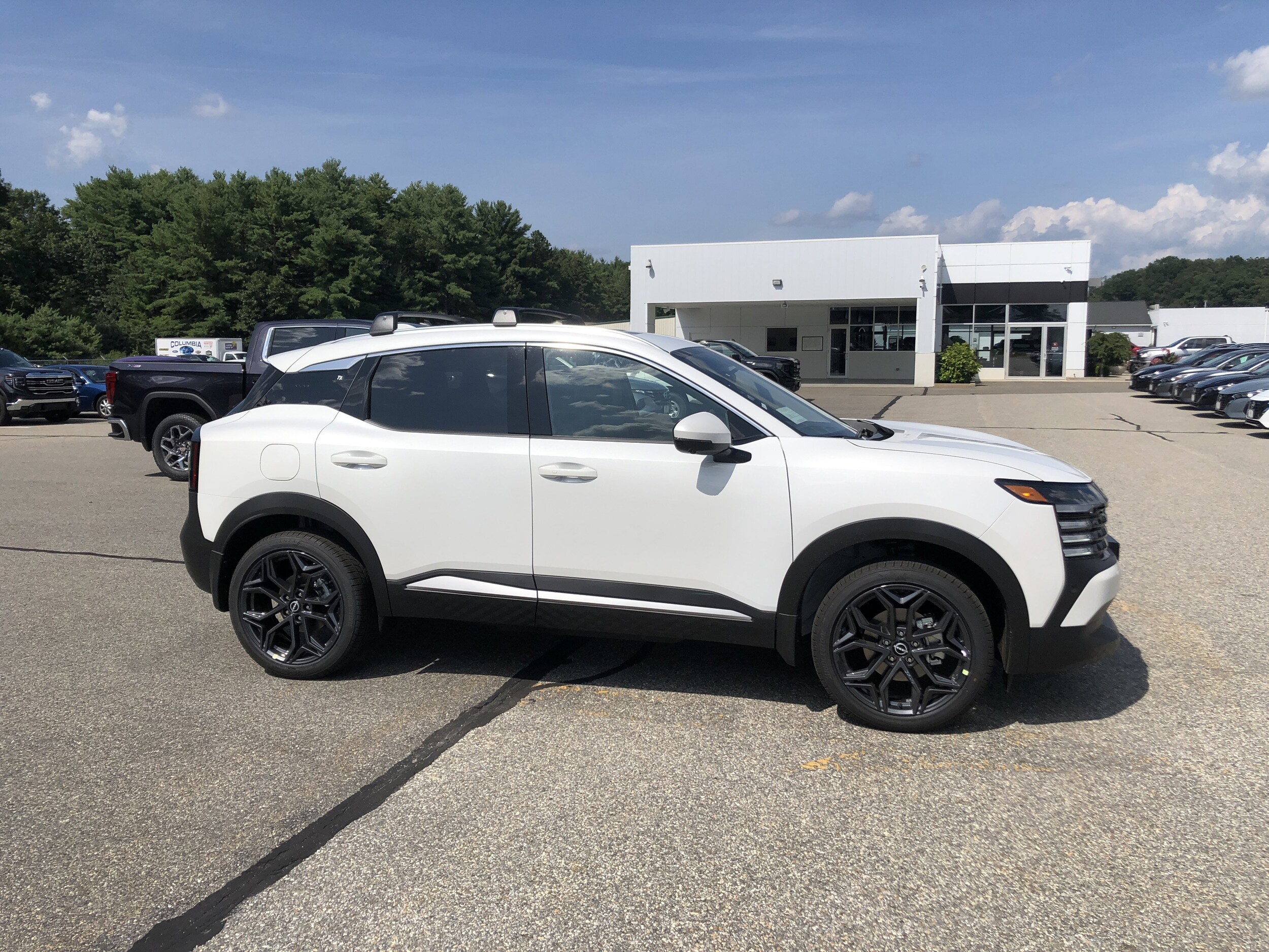 2025 Nissan Kicks SR photo 2