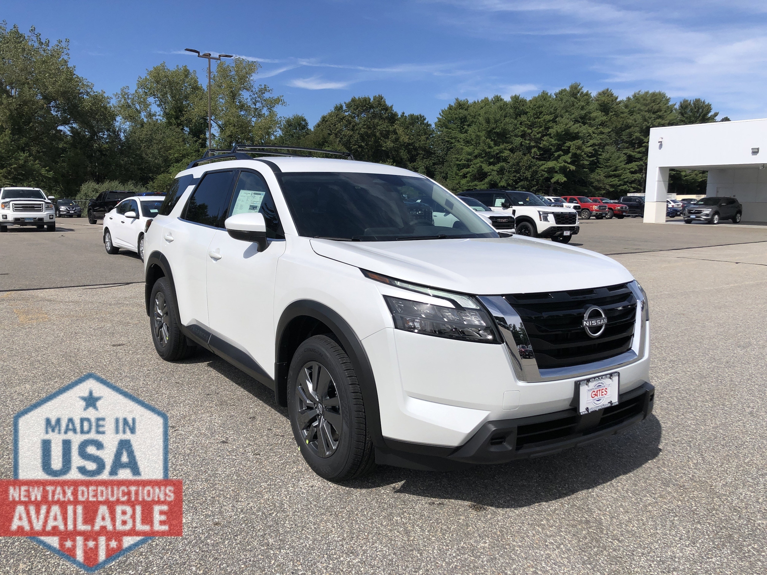 2025 Nissan Pathfinder SV's photo