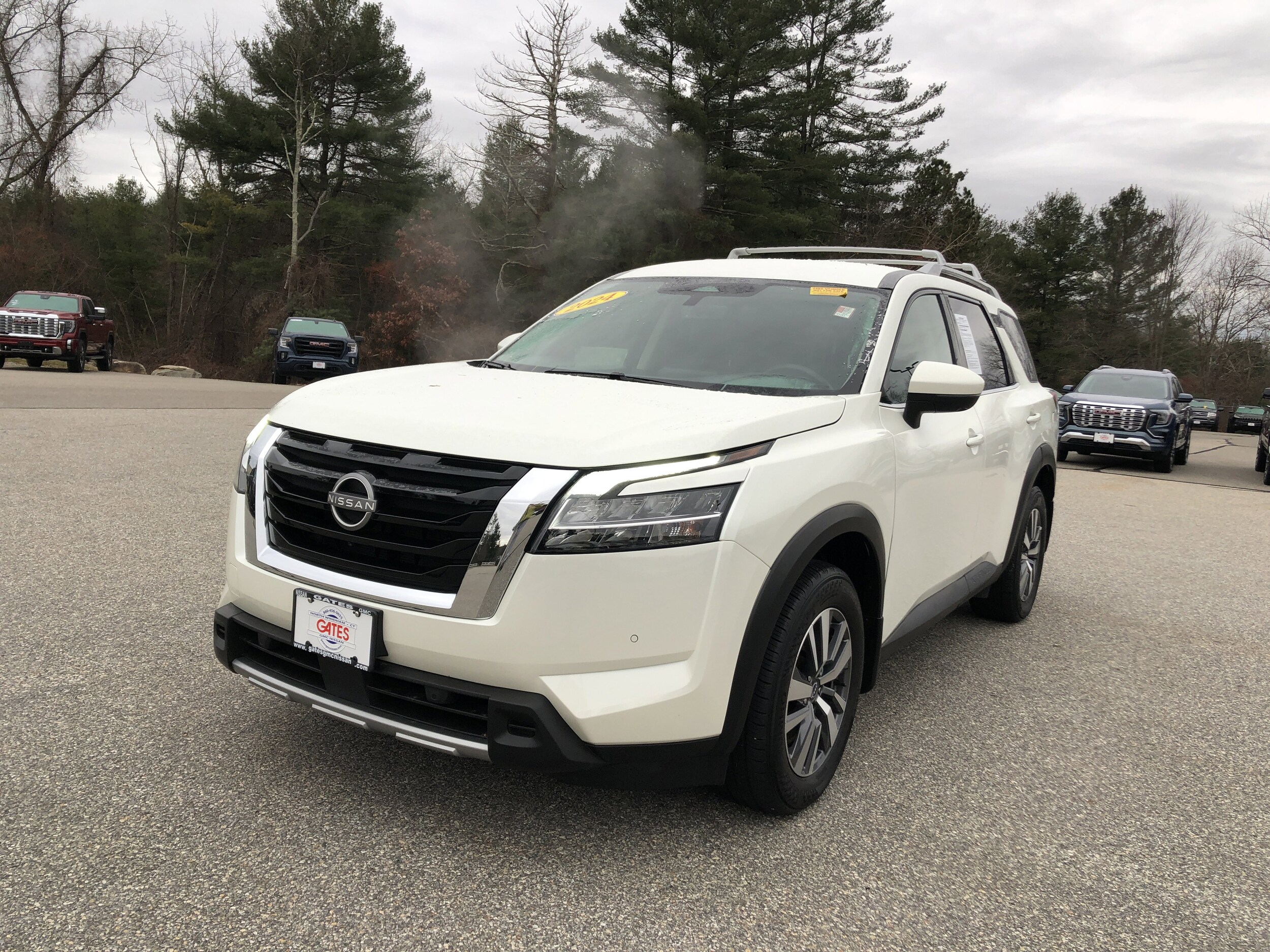 2024 Nissan Pathfinder SL photo 2