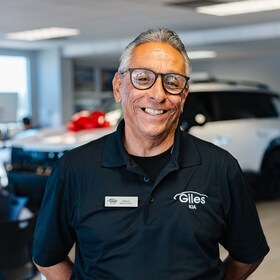 Staff member Arturo Tovar from ID_26dc56
