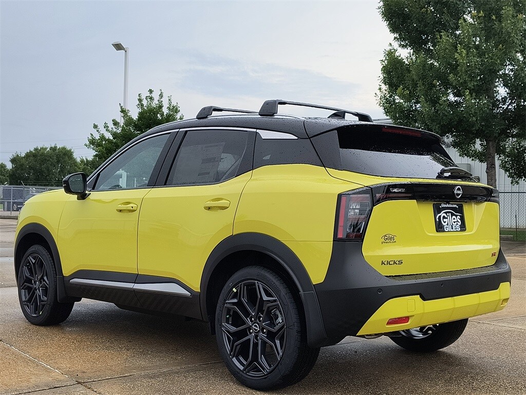 2025 Nissan Kicks SR photo 3