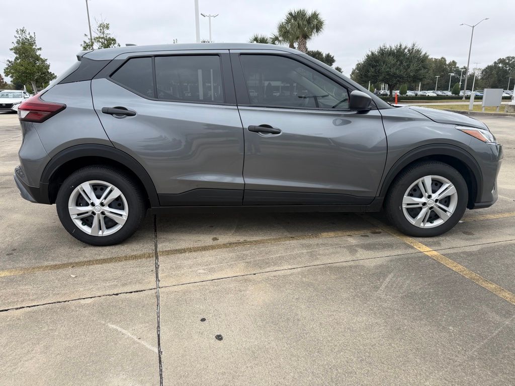 2025 Nissan Kicks Play S photo 2