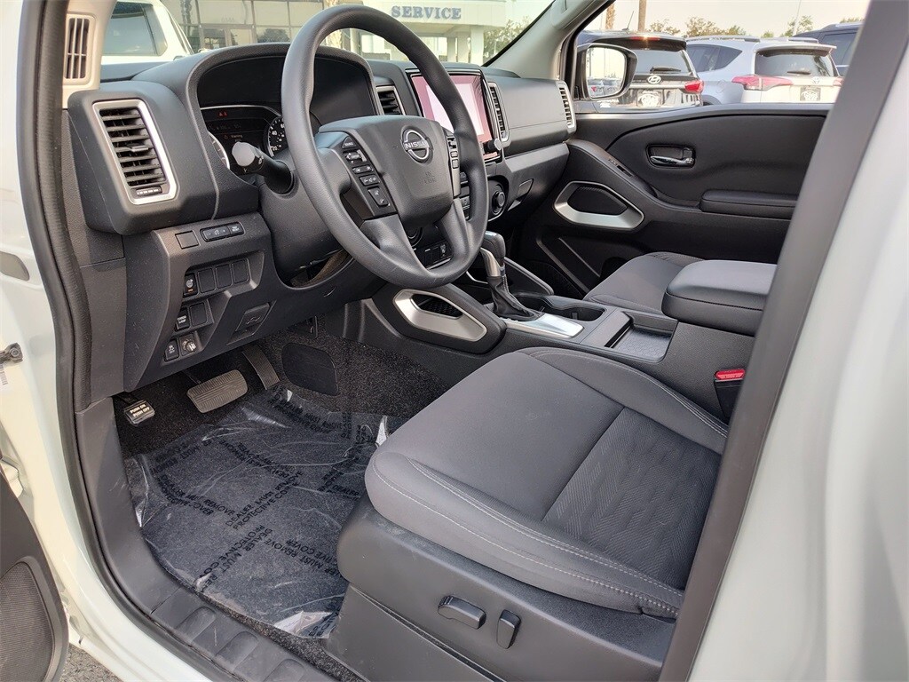 2023 Nissan Frontier SV photo 2