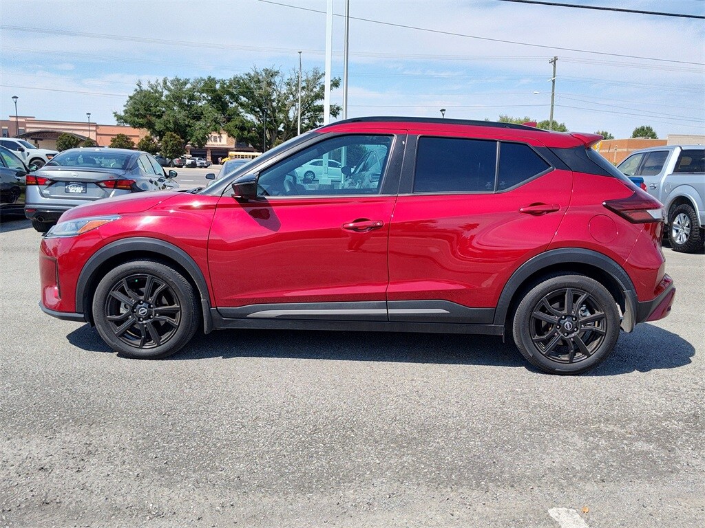 2023 Nissan Kicks SR photo 2