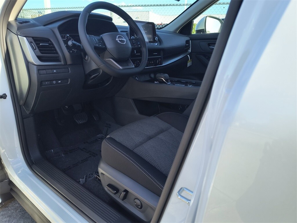 2026 Nissan Rogue SV photo 2