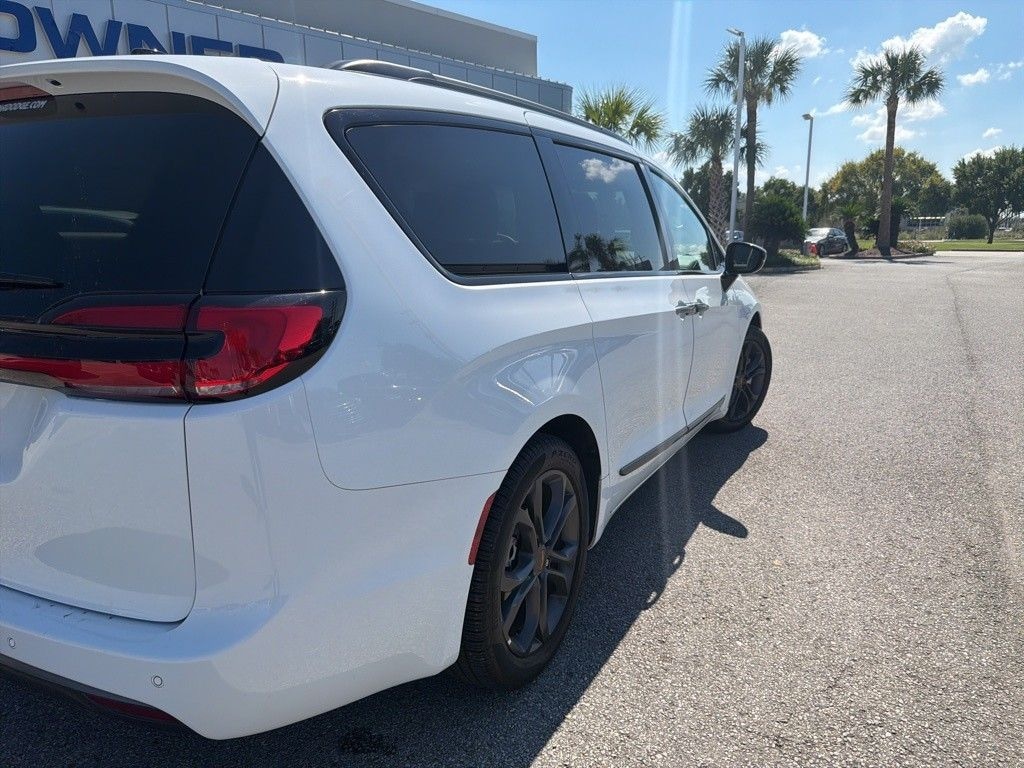 Used 2024 Chrysler Pacifica Touring L Minivan/Van