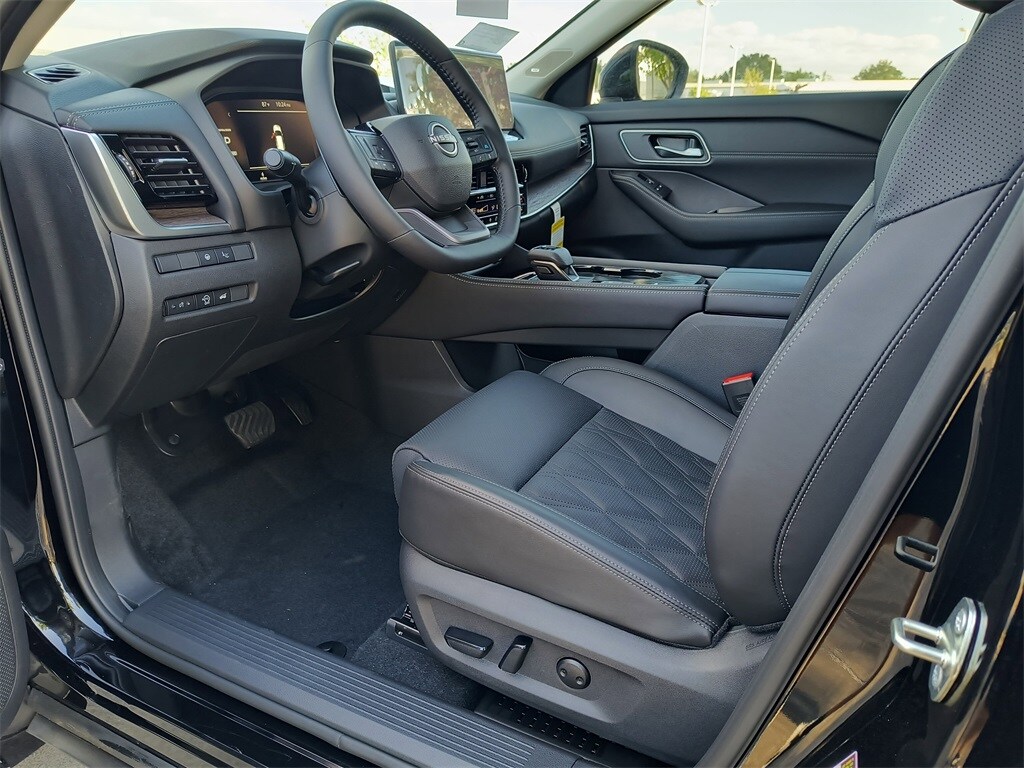 2025 Nissan Rogue Platinum photo 2