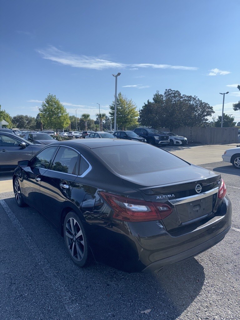 2017 Nissan Altima 2.5 SR photo 3
