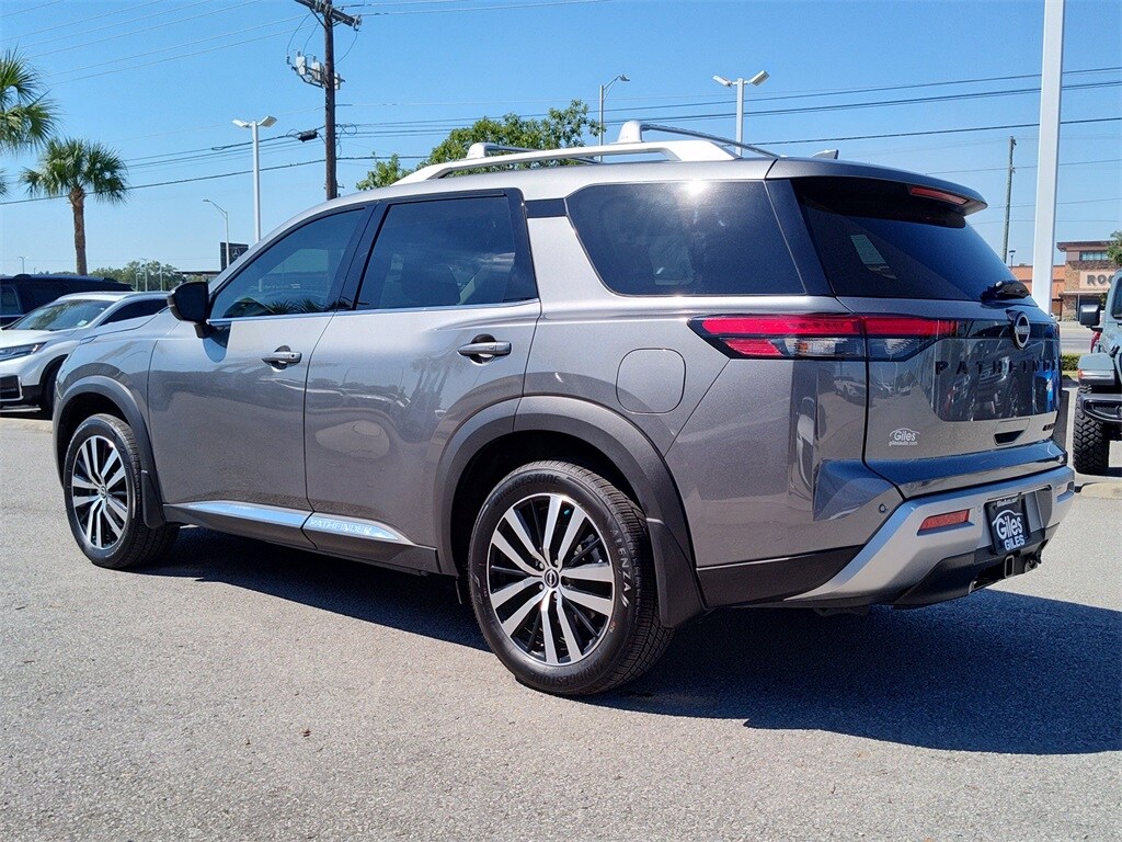 2025 Nissan Pathfinder Platinum photo 3