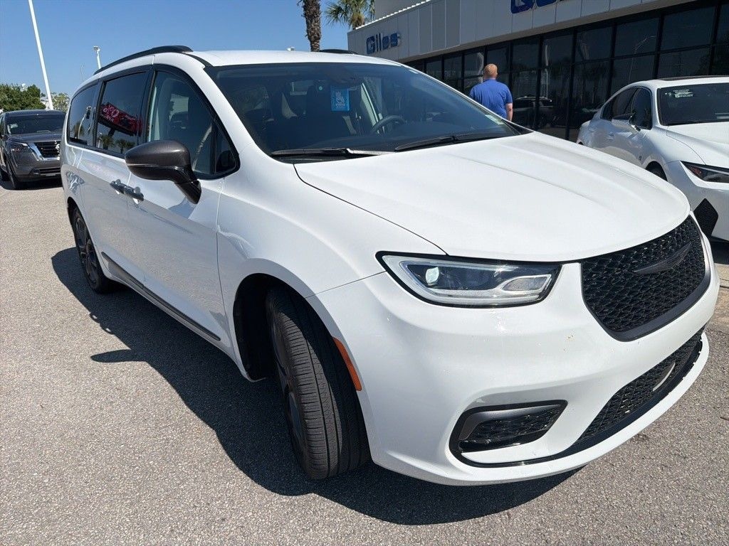 Used 2024 Chrysler Pacifica Touring L Minivan/Van