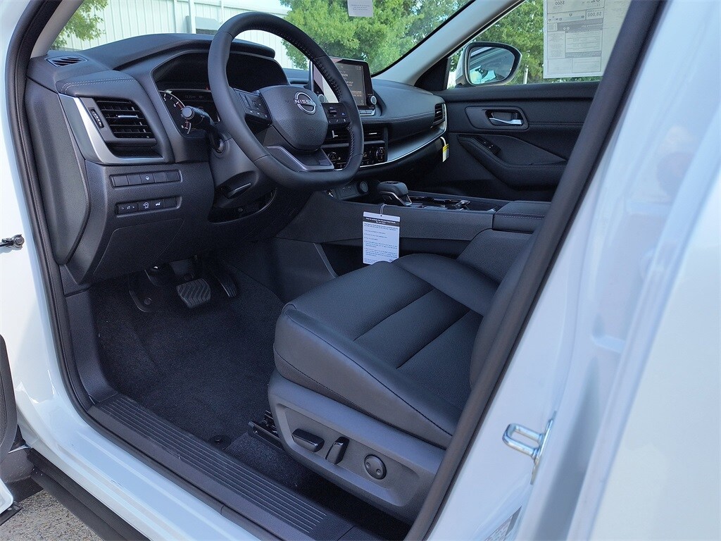 2026 Nissan Rogue SV photo 2